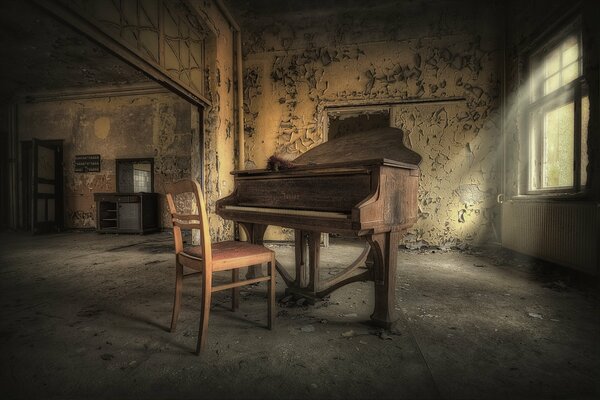 Piano et chaise dans une vieille pièce avec une fenêtre