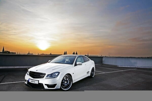 Mercedes benz en medio de una hermosa puesta de sol