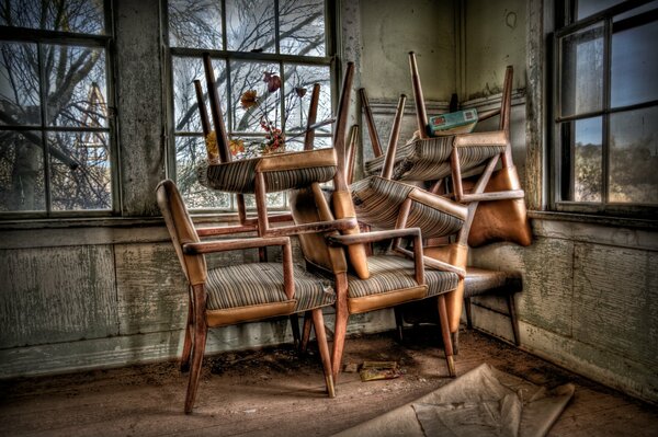 Lots of chairs against the background of windows