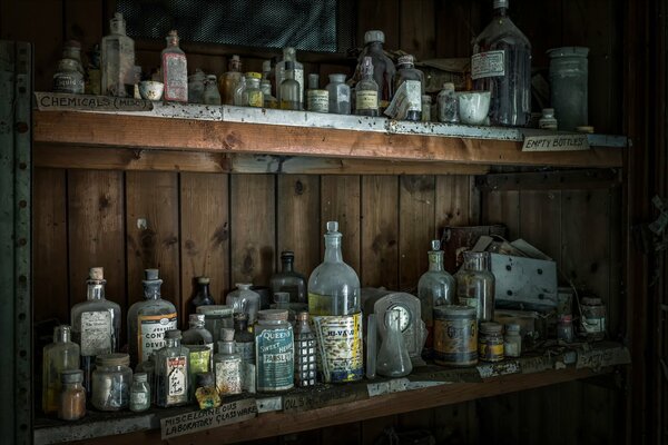 Botellas y frascos en estantes en el laboratorio