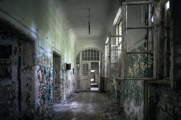 Vieux bâtiment effrayant abandonné avec des fenêtres