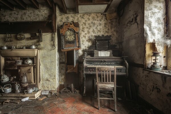 Cosas dispersas en una casa antigua abandonada