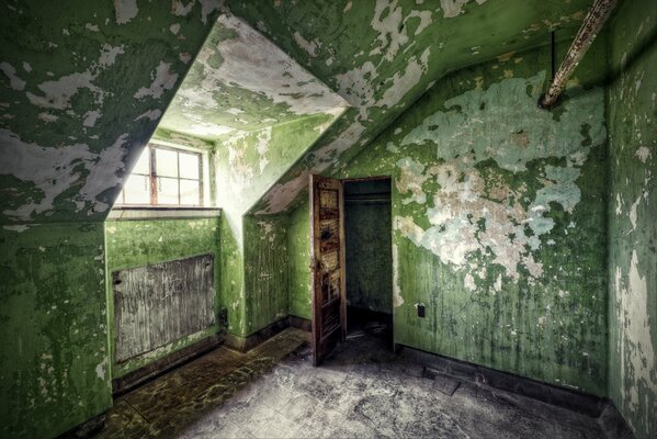 Edificio viejo abandonado verde desde el interior