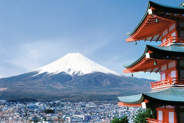 Ville sous la montagne au Japon