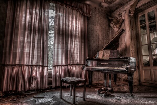 Pianoforte in una casa abbandonata