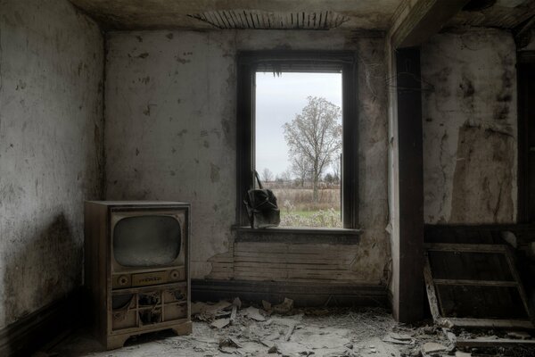 Habitación antigua con TV y ventana con vistas a la naturaleza