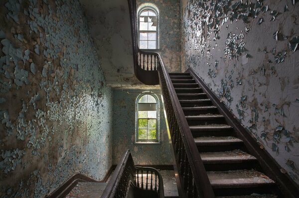 Escaleras arriba en una casa abandonada