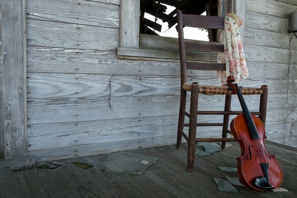 Violon dans la maison avec verre brisé