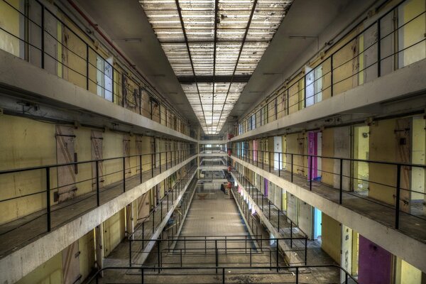 Vue des cellules dans le bâtiment de la prison