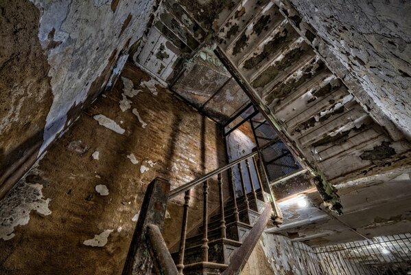 Treppe in einem alten verlassenen Haus