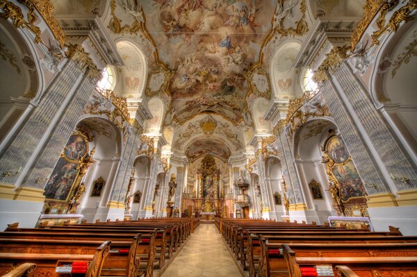 Pintura en las paredes de la sala de la iglesia