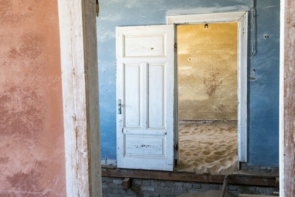 Blick vom Zimmer mit offener Tür auf den Sand