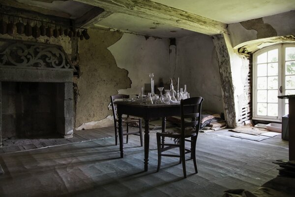 Mysterious serving table in the center of the room