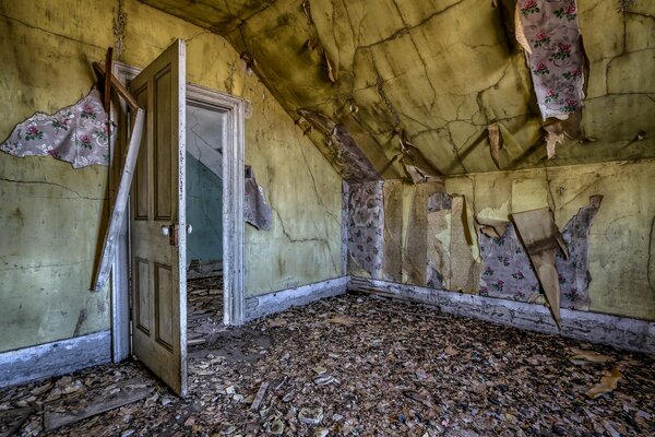 An old room with an old piano