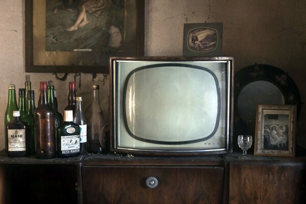 TV et bouteilles dans la chambre