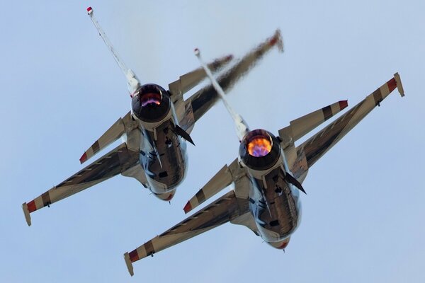 Aviones en el cielo de combate de vapor