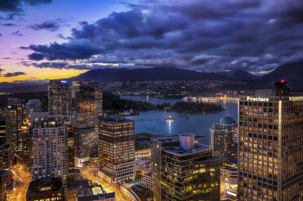 Hermosa y brillante ciudad nocturna de Vancouver