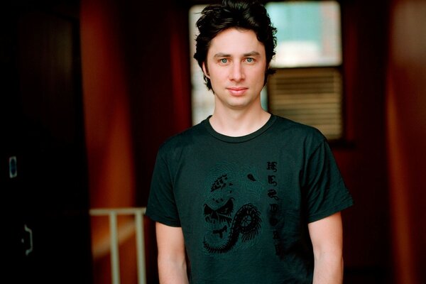 Le célèbre acteur Zach Braff est debout