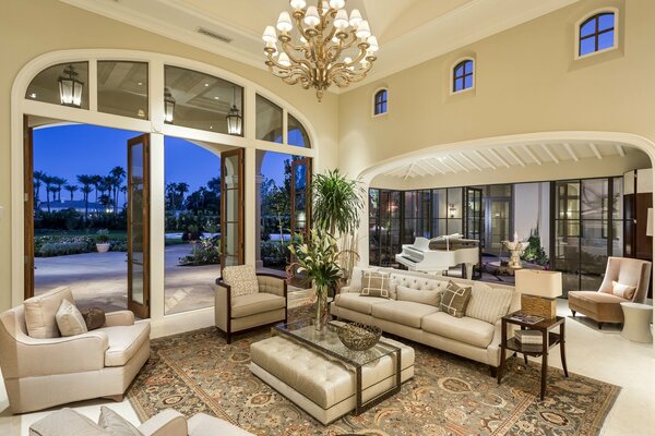 Sala de estar con muebles y decoraciones blancas