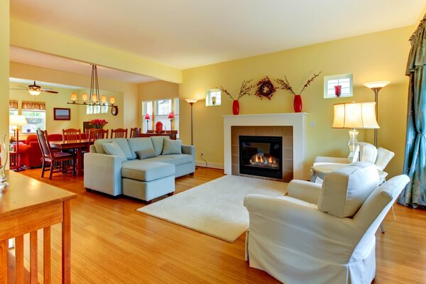 Habitación de tonos cálidos con muebles blancos como la nieve y chimenea