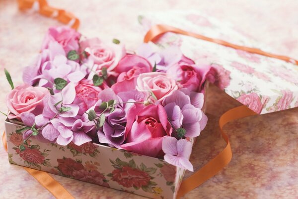 Flores Rosadas en Caja de regalo