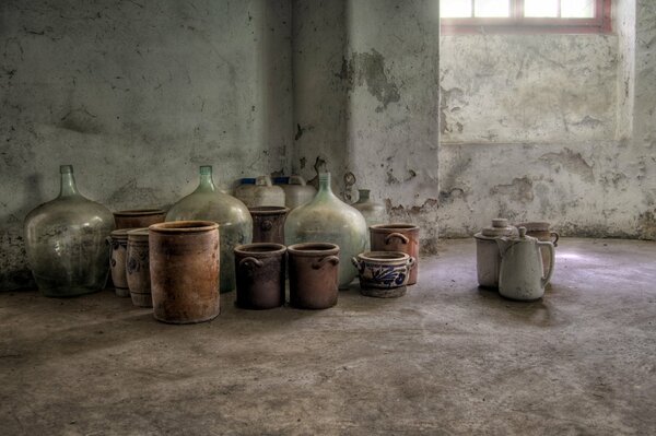 Habitación con botellas grandes y vajilla de cerámica