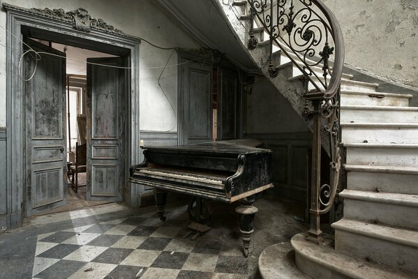 Vecchia casa ricca con pianoforte