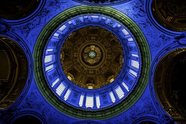 Dôme dans la cathédrale. Vue de dessous