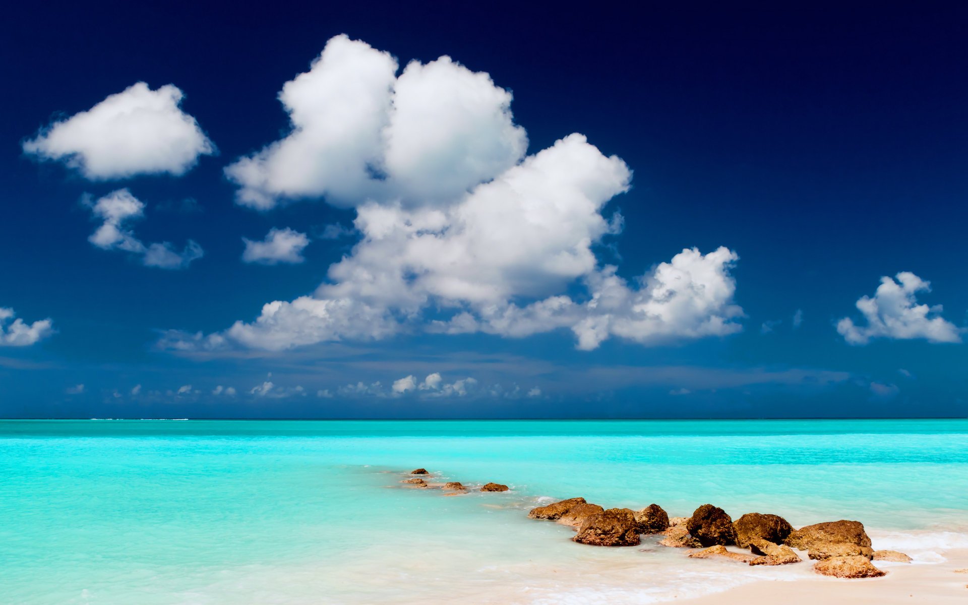 paysage eau pierres plage ciel nuages sable mer