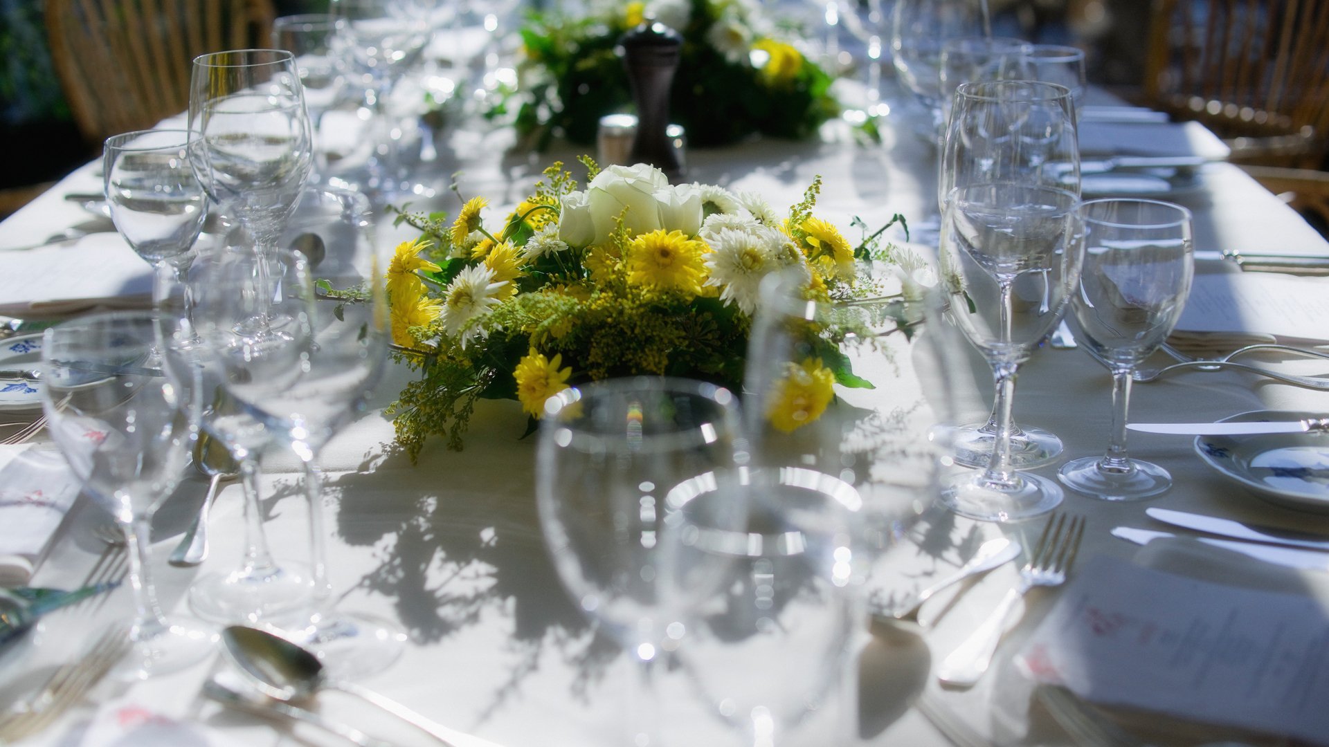 interior diseño estilo viejo ciudad de berna suiza blanco mantel servicio mesas electrodomésticos platos copas de vino servilletas flores etiqueta en todo momento viajes mi planeta papel pintado