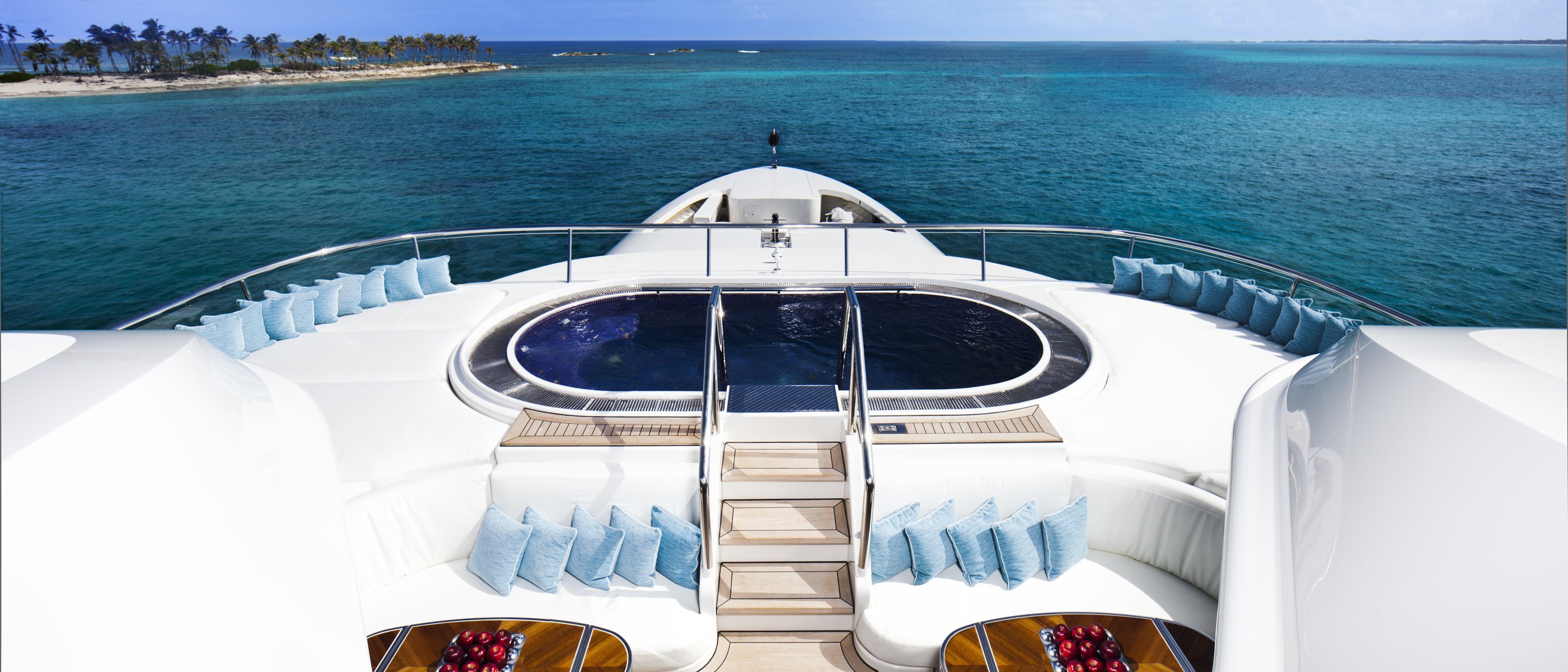 stil yacht luxus deck pool luxus-mega-motoryacht