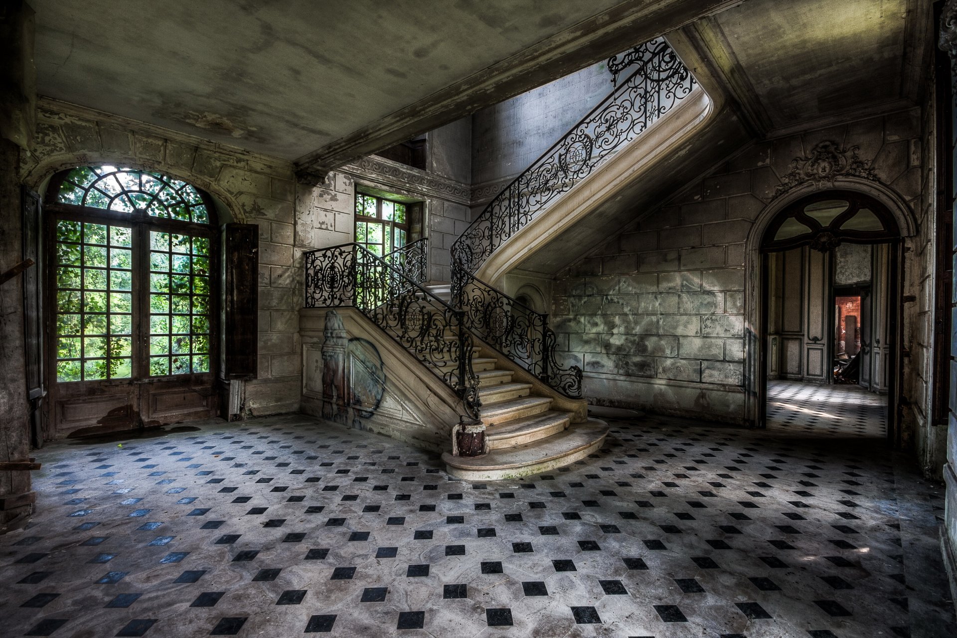 mansión escalera habitaciones abandono