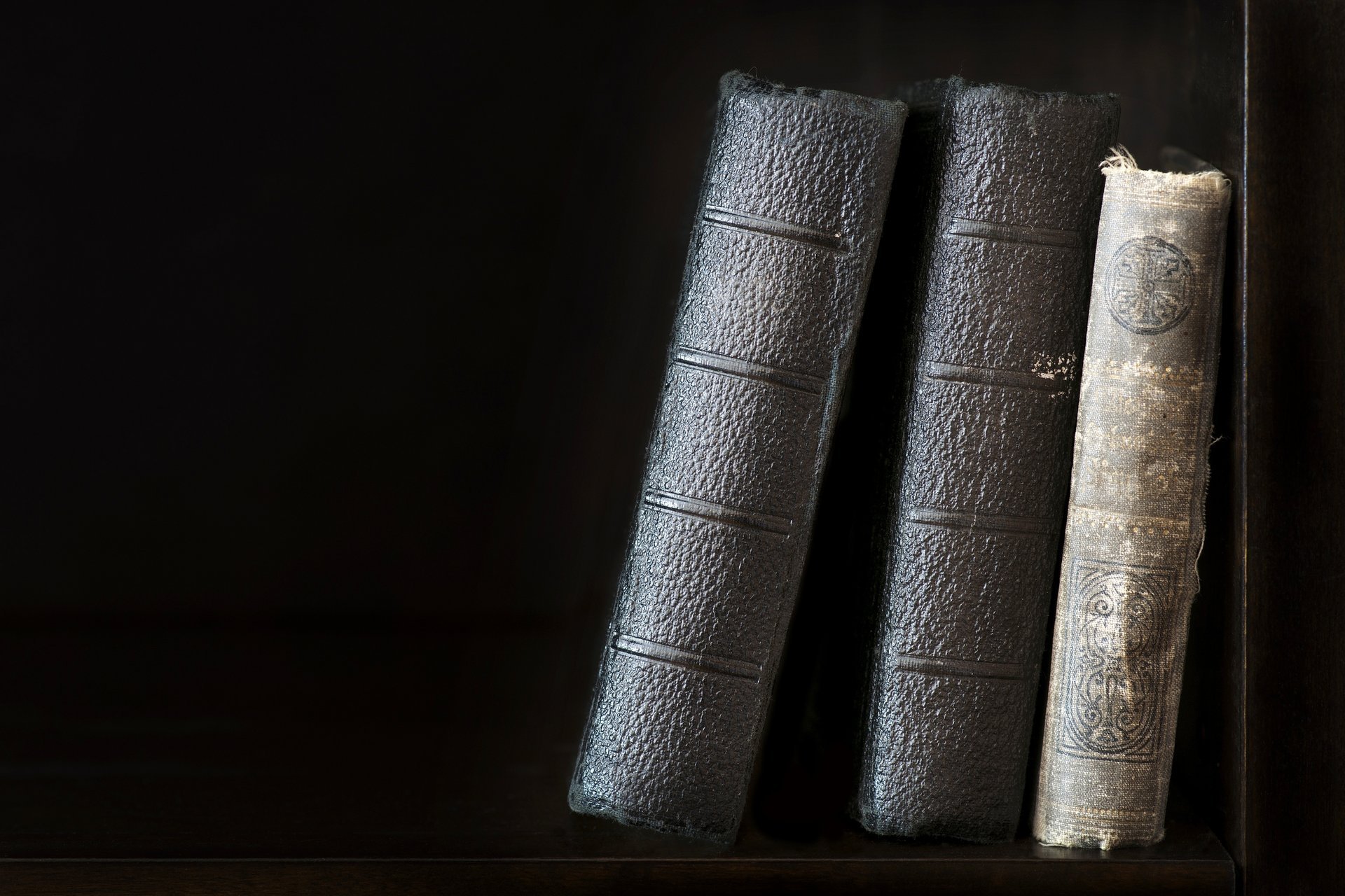 livres vieux étagère fond noir