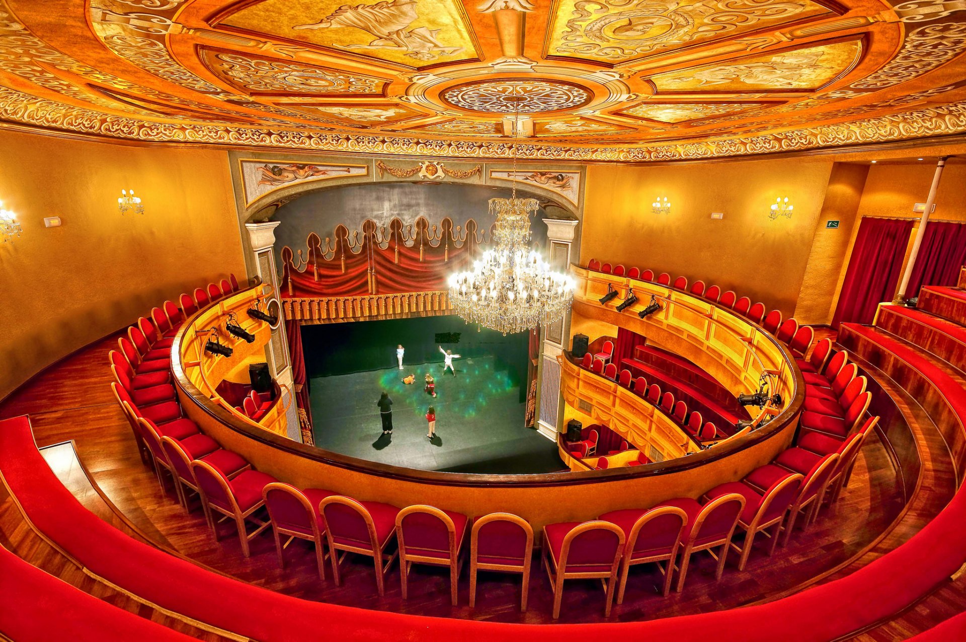 théâtre lustre hall scène balcon fauteuils almagro espagne