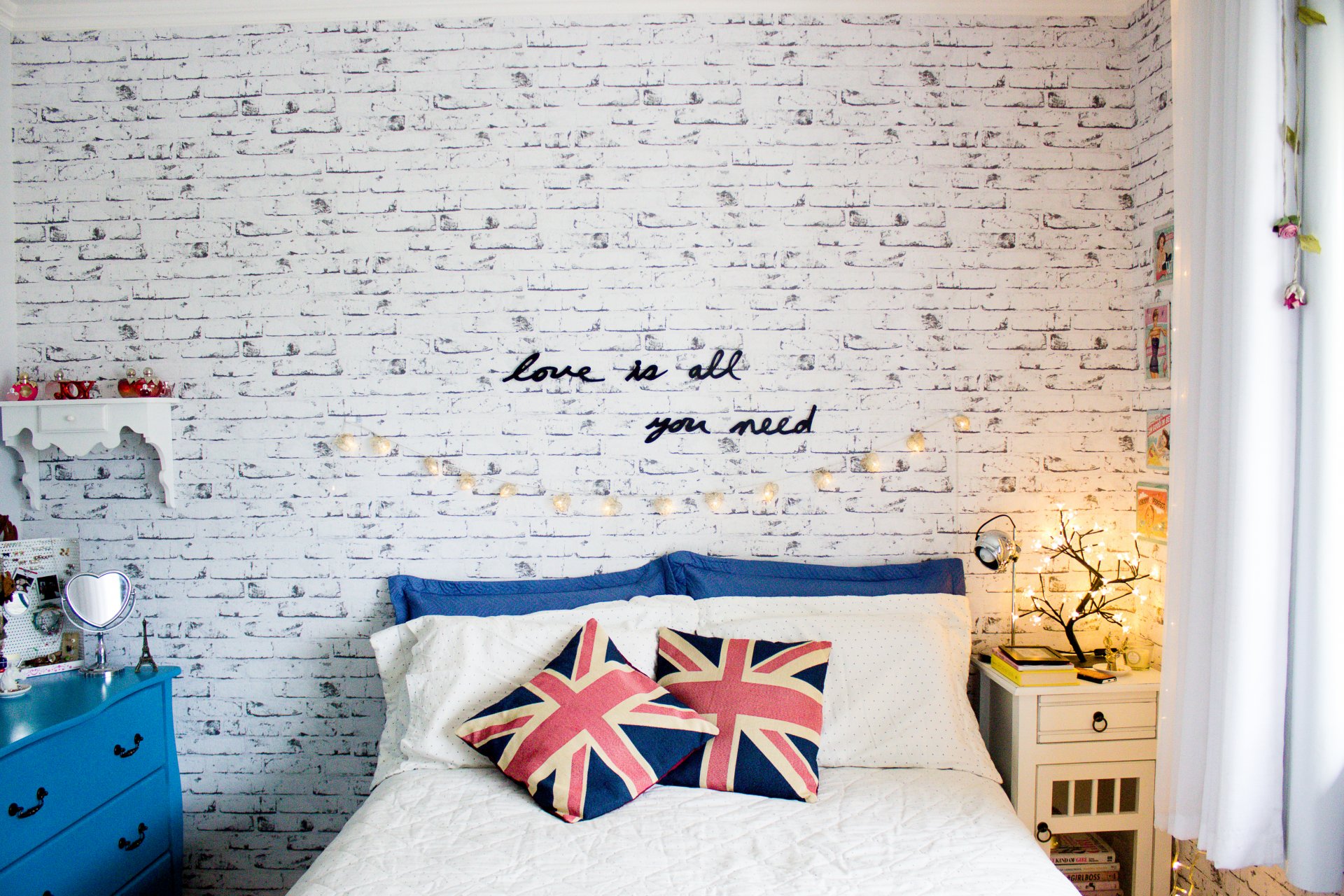 pared almohadas cama letras texto