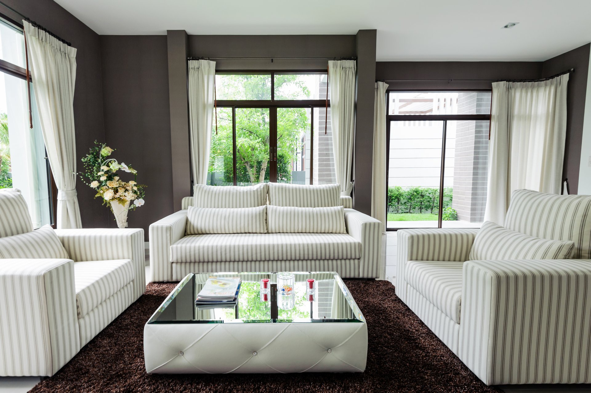 interieur design wohnzimmer sofa tisch teppich vorhänge foto