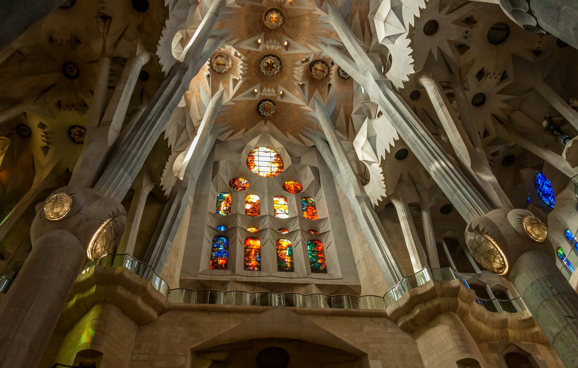 sagrada familia barcelona hiszpania kolumny witraże religia