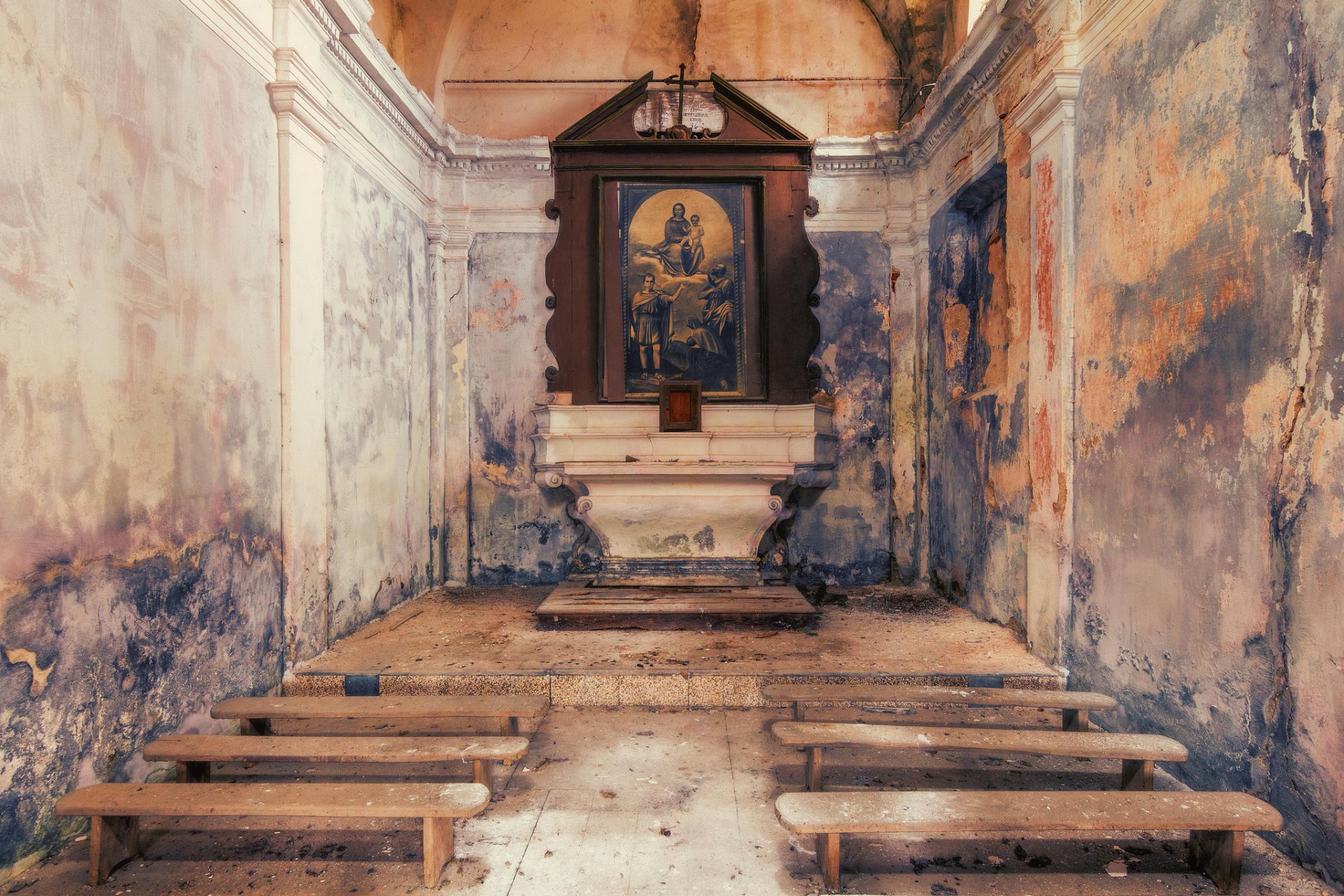 abandonné église autel intérieur