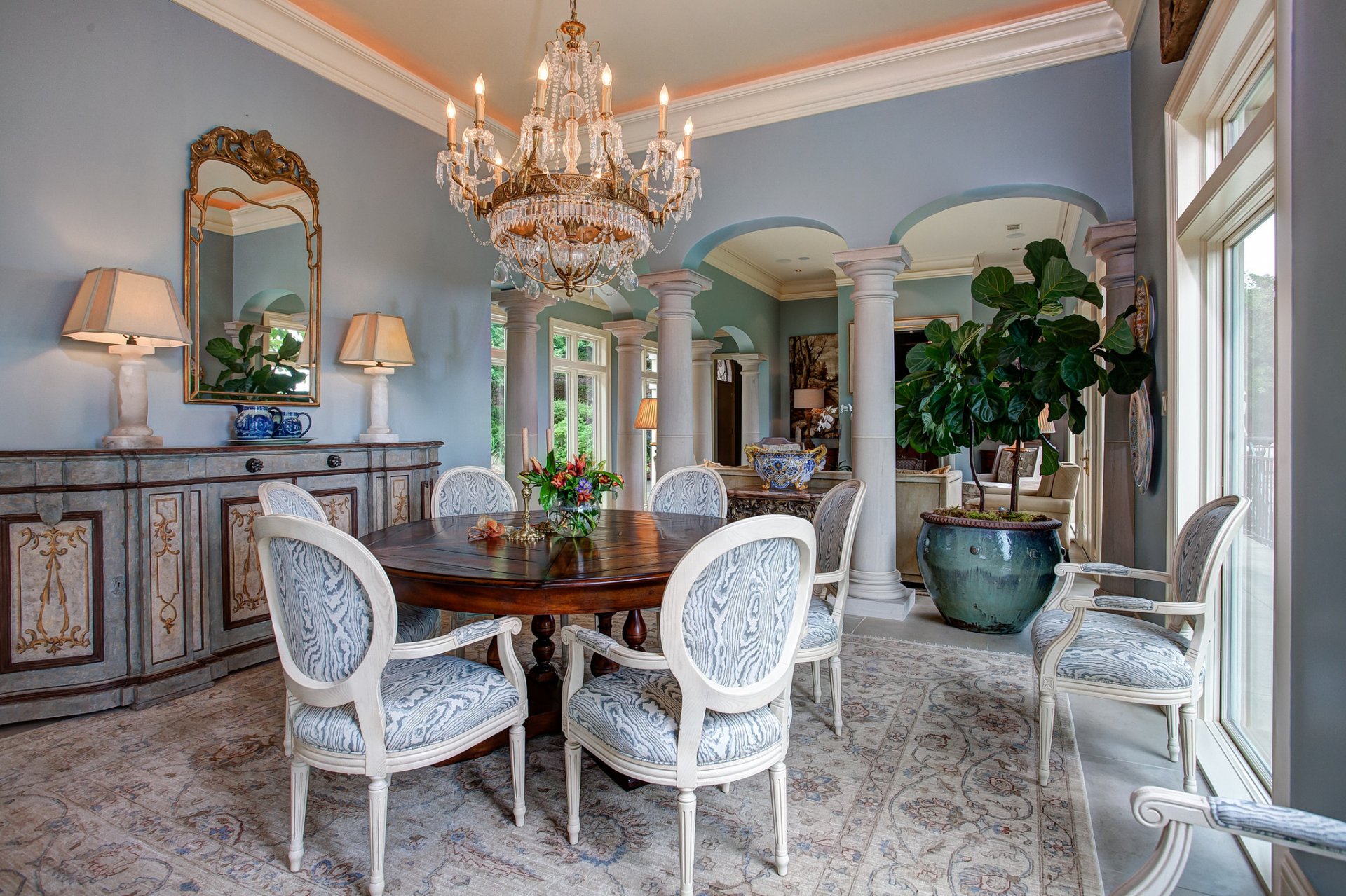 salle à manger table chaises lustre fleurs style design