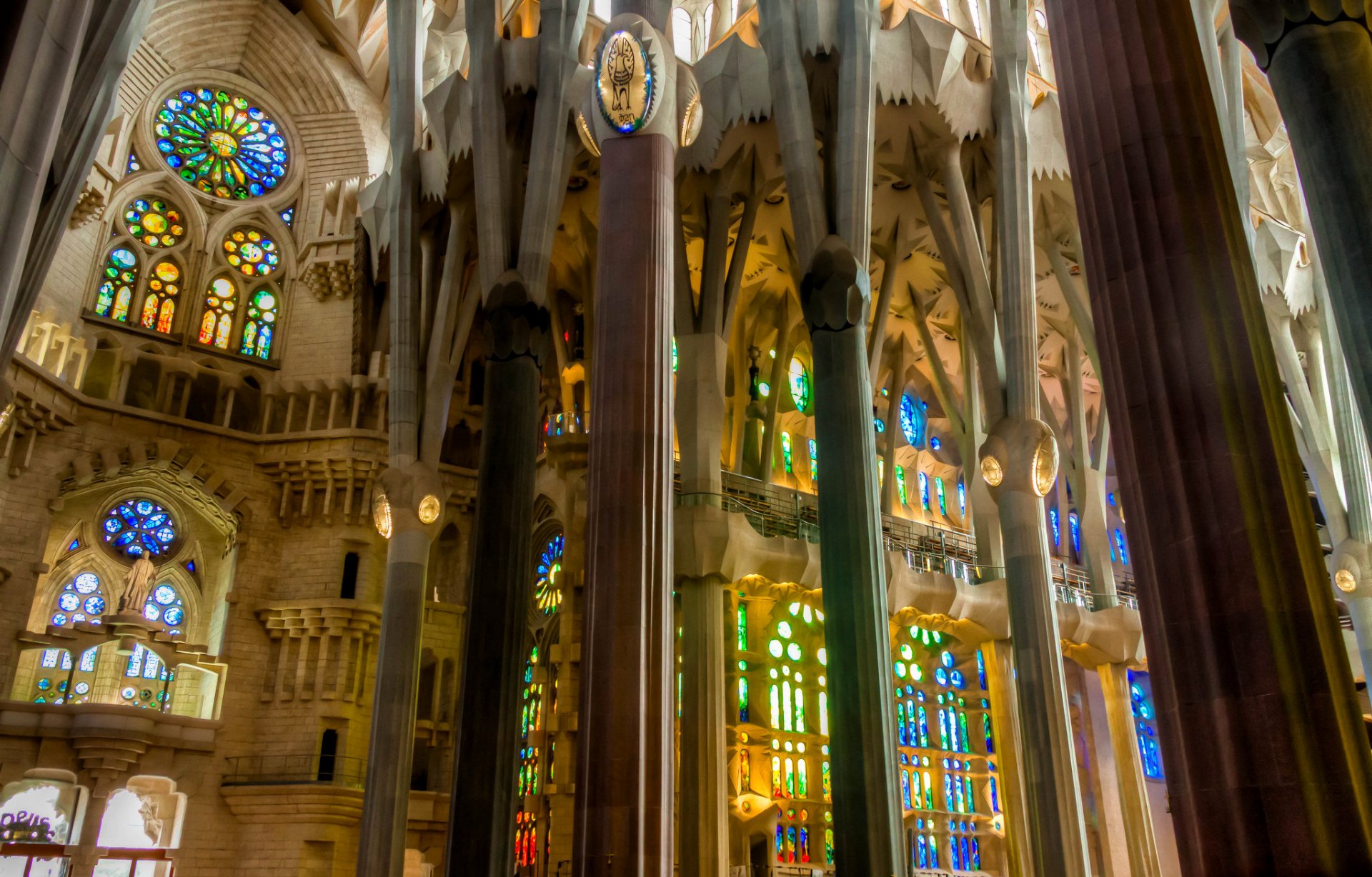 sagrada familia barcelona hiszpania kolumny witraże religia