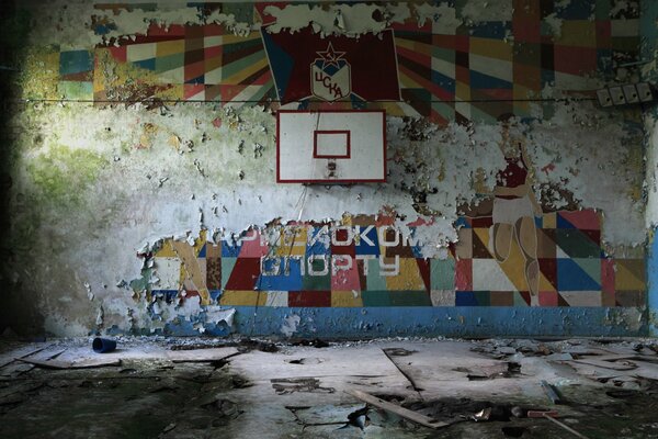 Vieux Gymnase avec un bouclier de basket-ball