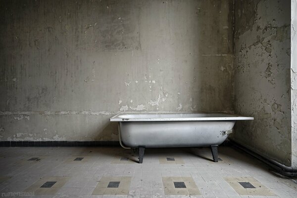 Bath in an empty room picture