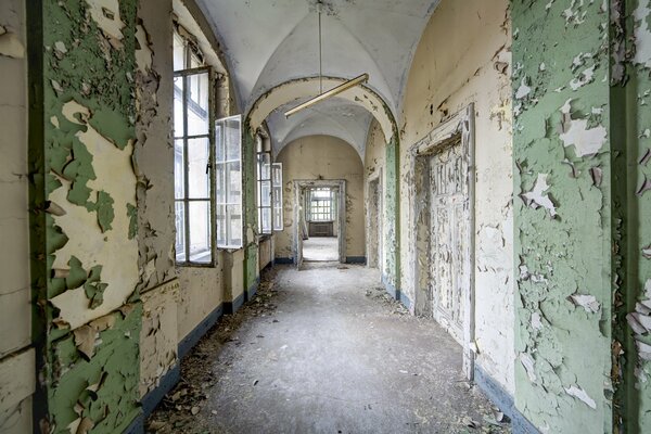 Edificio abandonado con paredes empedradas