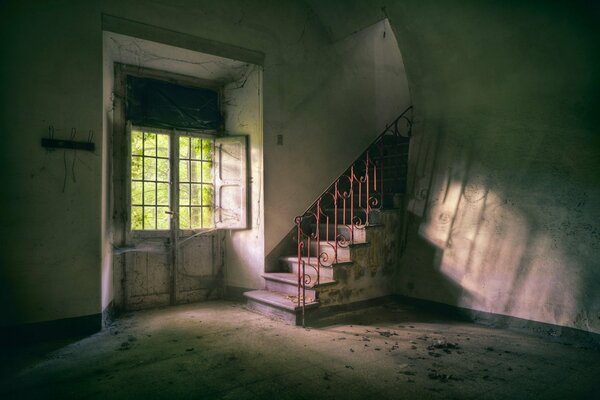 Chambre abandonnée avec escalier à l étage