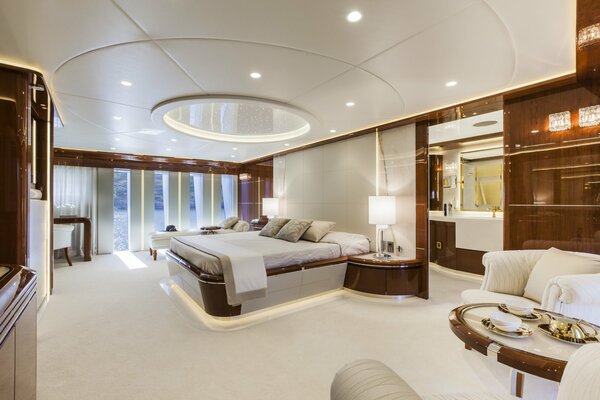 Chambre confortable avec grand lit