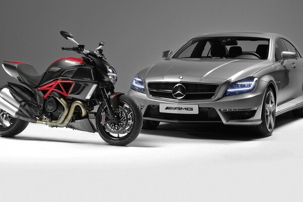 Moto Ducati sur fond de voiture Mercedes