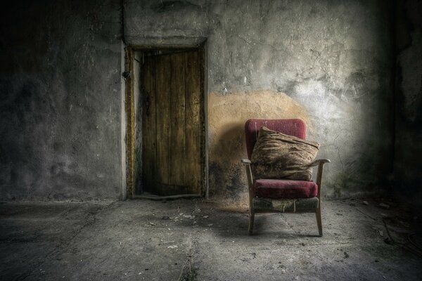 Sillón en una habitación gris y húmeda