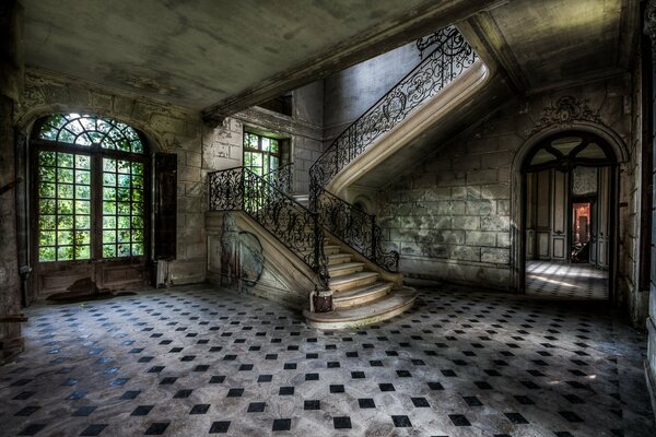 Treppe zu den Zimmern in einem verlassenen Herrenhaus