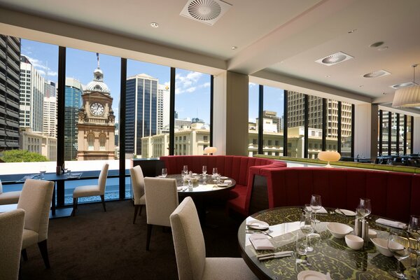 Restaurant mit Panoramafenstern und Stadtblick