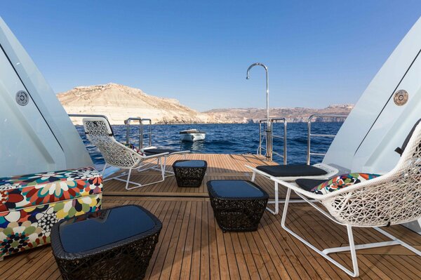 Vue sur la mer de luxe depuis le yacht